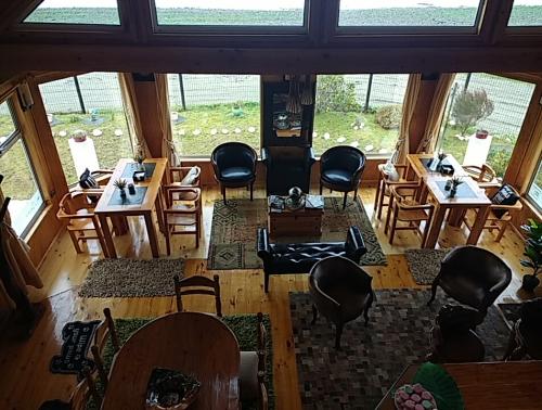 Exquisita cafetería donde podrás encontrar un buen café italiano, diferentes tipos de té, chocolate caliente, jugos naturales acompañados de repostería artesanal tradicional y sin gluten.
Además de almuerzos y cenas a pedido.